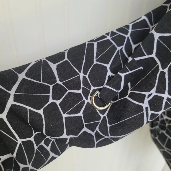 Jennifer Lopes Women’s Top Blouse Animal Print Black White Gold Print V-Neck M - Picture 14 of 16